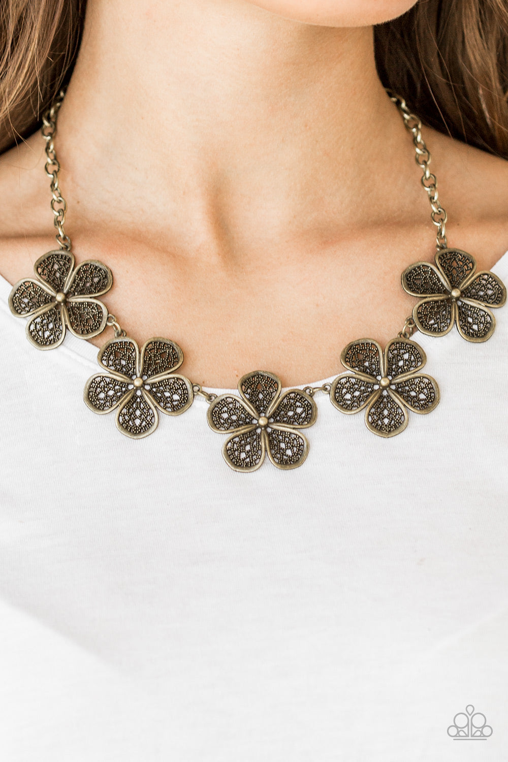 No Common Daisy - Brass Petal Necklace - Paparazzi Accessories - Paparazzi Accessories 